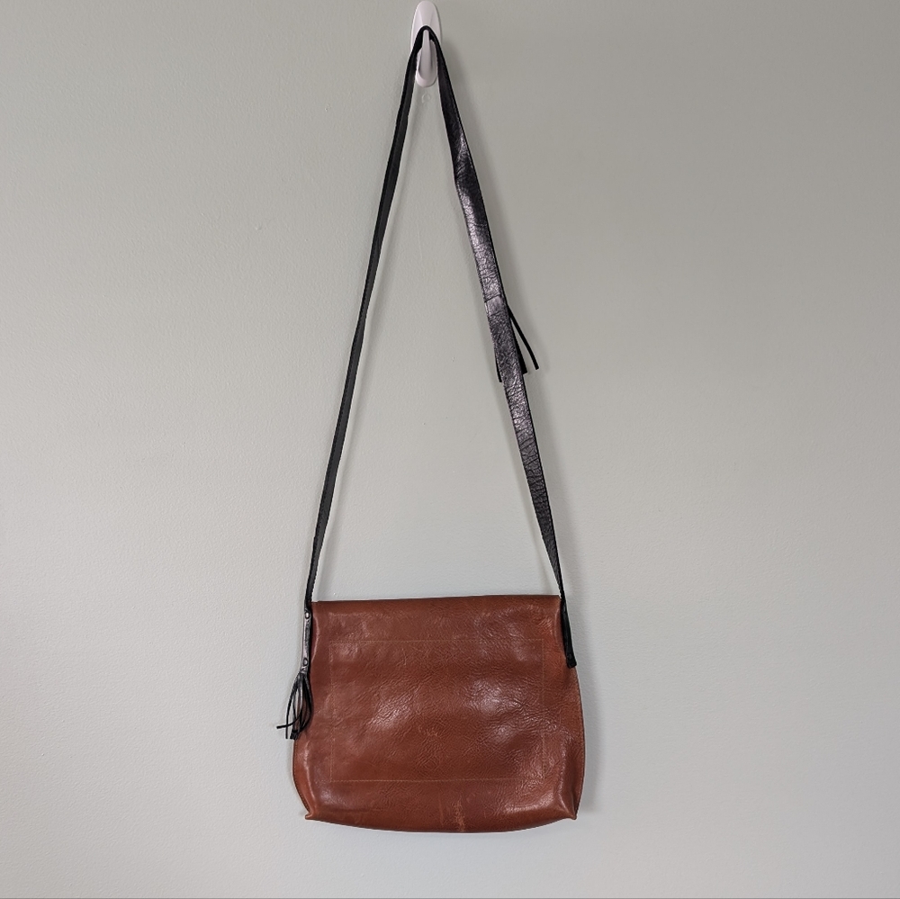 Leather Crossbody Bag in Brown - Classic Everyday Style - Picture 3 of 9
